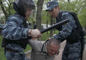 Прес-секретар Путіна - есеру: За пораненого омонівця печінку мітингувальників треба розмазати по асфальту