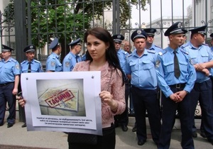 Журналісти принесли до Адміністрації Януковича кошик із локшиною, не обійшлося без сутички з міліцією