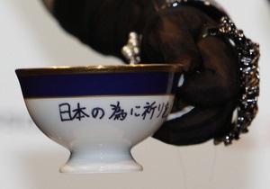 У Японії на аукціоні була продана чашка зі слідами помади Lady GaGa
