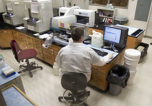 У США мікробіолог помер від лабораторної інфекції