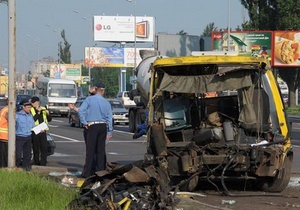 У Києві маршрутка зіткнулася з вантажівкою: одна людина загинула