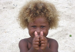 Світлий колір волосся меланезійців та європейців визначають різні гени