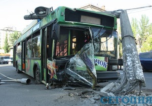 У Києві тролейбус врізався в стовп, постраждали троє пасажирів