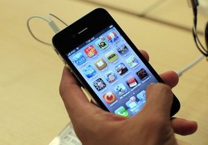 Двох російських операторів визнали винними у завищенні цін на iPhone 4