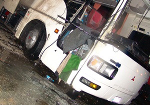 В Японії туристичний автобус врізався в стіну автомагістралі: є жертви