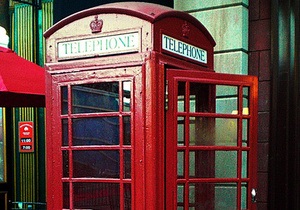 У Лондоні почали розпродаж телефонних будок