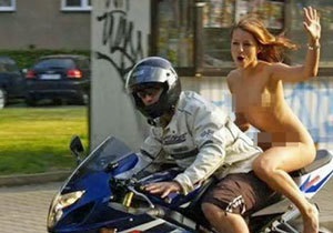 У Румунії оголену жінку затримали за їзду на мотоциклі без шолома