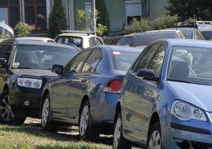Кияни заявляють про пошкодження невідомими 30-ти автомобілів на парковці