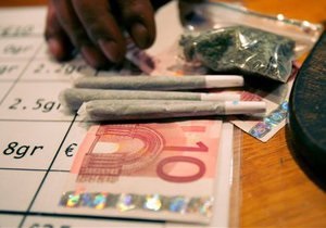 Власники голландських кофешопів оскаржили в суді заборону на продаж марихуани іноземцям
