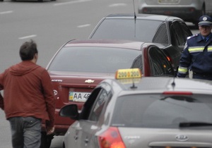 Акція протесту київських таксистів: 300 авто їздили навколо урядового кварталу