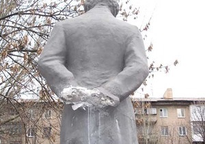 Пам ятник Пушкіну у Донецьку залишився без рук