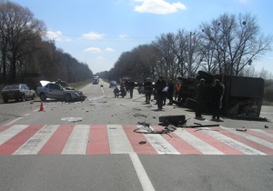 У Київській області легковий автомобіль врізався у вантажівку: загинули четверо людей