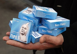 КУПР: У Києві знову затримали активістів, які роздавали презервативи із зображенням Януковича