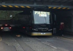 Автобус с футболистами Мазервелла застрял под мостом