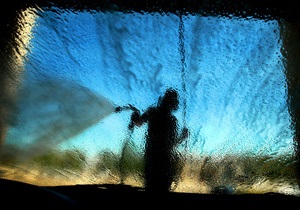 Троє канадців у нетверезому стані прийшли на автомийку, щоб прийняти душ