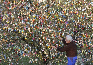 У Німеччині пенсіонер прикрасив дерево десятьма тисячами великодніх яєць