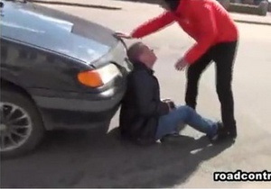 У ДАІ стверджують, що журналіст Дорожнього контролю в Миколаєві сам кинувся на капот автомобіля