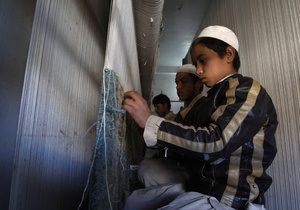 У Пакистані підліток підпалив себе через відмову батьків купити йому шкільну форму