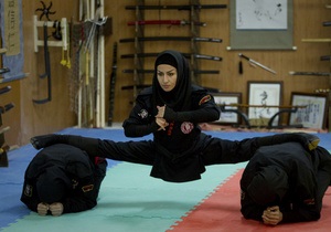 Влада Ірану відкликала акредитацію у журналістів Reuters через заголовок про жінок-ніндзя