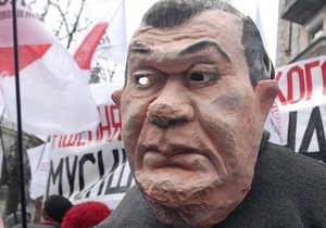 Фотогалерея: Януковичу, виходь! Прихильники Тимошенко влаштували театралізоване дійство на Банковій