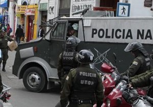 У Болівії затримано автомобіль посольства США з вантажем зброї