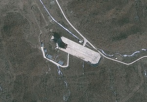 У КНДР встановили космічну ракету на пусковий майданчик