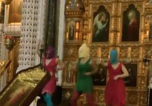 Кілька людей викупалися оголеними у фонтані московського ГУМу на підтримку Pussy Riot