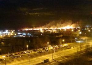 У Києві на Троєщині горить луг, вогонь наближається до будинків
