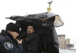 Фотогалерея: Тент на міцність. Міліція запобігла спробі встановити намети на Майдані