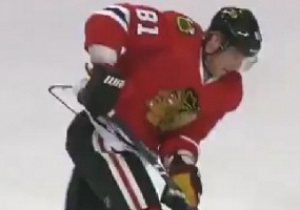 Гравець NHL перед грою одягнув светр разом з вішалкою