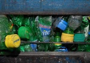 DW: Як очистити вулиці, парки й ліси від пластикових пляшок. Досвід Німеччини