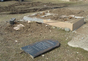 Кримчанин пояснив, що випадково пошкодив надгробки на мусульманському кладовищі