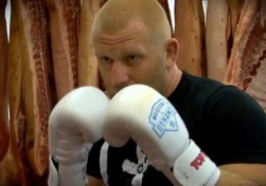 Российский боец смешанного стиля провел тренировку в колбасном цеху