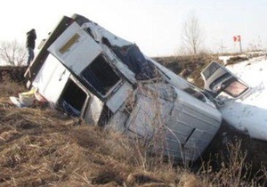 У Хмельницькій області перекинувся мікроавтобус: семеро людей потрапили до лікарні