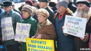 Азаров обіцяє повернути вклади Ощадбанку СРСР усім українцям