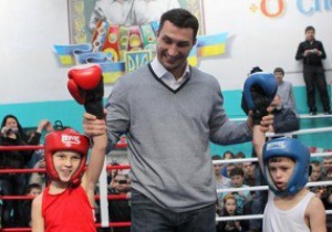 Фотогалерея: Володимир і діти. Кличко відкрив спортшколу в Дніпродзержинську