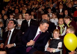 Янукович побував у цирку