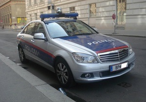 У Відні поліцейські, які поспішали на місце злочину, спровокували ДТП