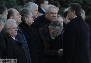 На зустрічі президентів України та Туркменістану Табачник низько вклонився Януковичу