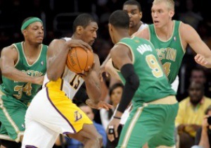 NBA: Лейкерс с трудом одолели Бостон