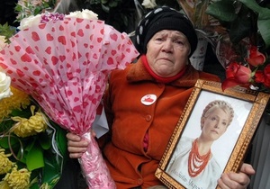 Тимошенко привітали квітами та мітингом біля стін колонії