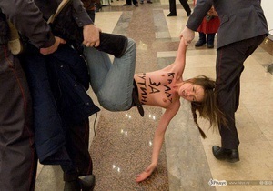 Путін шкодує, що залишив виборчу дільницю до появи активісток FEMEN.