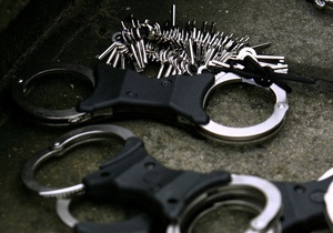 У Чехії охоронець від нудьги скував себе наручниками і не зміг звільнитися