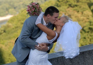 Опитування: Більшість українців одружуються через кохання