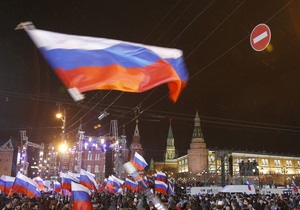 Десятки тисяч прихильників Путіна заполонили Манежну площу в Москві
