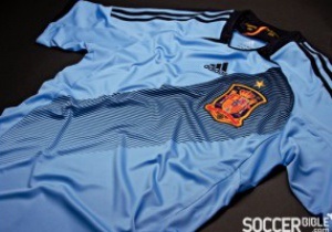 Фотогалерея: Голубая фурия. Испания представила новую форму к Евро-2012