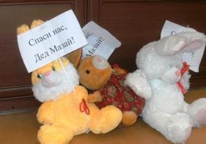Врятуй нас, Дід Мазай: луганчани, які потерпають від паводків, подарували меру іграшкових зайців