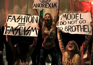 Активістки FEMEN атакували церемонію відкриття показу Versace на Milan Fashion Week