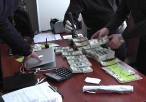 В одному з відомств Київської області вилучено хабарів на мільйон гривень і майже 300 тисяч доларів