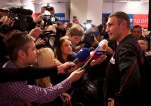 Промоутер Поветкина о Кличко: Идет драка между двумя супертяжами и десятью телохранителями, а он смеется